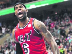 LeBron James consiguió su séptimo triple-doble con Miami. AP /