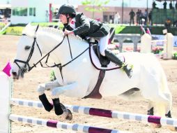 Juan Pablo Gaspar sobre ''Puertas Blue Dream'' ganó la competencia en 1.20 metros. EL INFORMADOR /