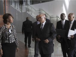 El presidente de Sudáfrica (c) arriba a Adis Abeba para firmar el Acuerdo. AP /