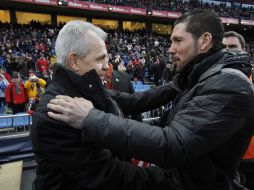 Javier Aguirre abraza al técnico del Atletico de Madrid, Simeone, antes del partido. EFE /