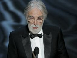 Michael Haneke recibe el Oscar por su película ''Amour''. AP /