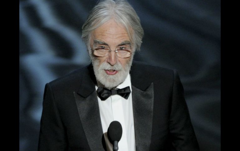 Michael Haneke recibe el Oscar por su película ''Amour''. AP /