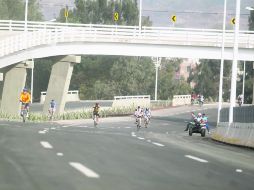 El gobernador Emilio González Márquez (izquierda) recorrió las obras en bicicleta acompañado de otros funcionarios estatales. EL INFORMADOR /