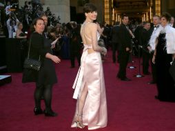 Atrevida. Anne Hathaway  definió su vestido como “negocios por enfrente, fiesta por detrás”. AP /