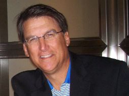 El gobernador republicano de Carolina del Norte, Pat McCrory, reitera su aprobación a la controvertida medida. EFE /