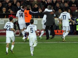 Los ''merengues'' festejan con el estratega Mourinho su tercer gol en el encuentro. EFE /