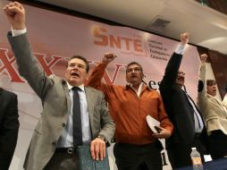 Dirigentes de delegaciones del SNTE muestran su apoyo a Elba Esther Gordillo durante la reunión de ayer en el Hotel Fiesta Americana. EFE /