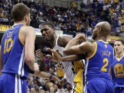 Lle (izq) y Hibbert (centro) antes de su pelea la noche de ayer. AP /