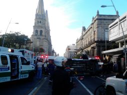 Presumen que el conductor de una camioneta fue el causante de la volcadura.  /