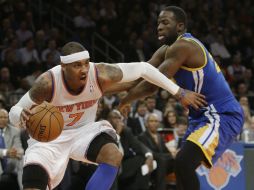 El alero Anthony (izq) de los Knicks de Nueva York aportó 35 puntos. AP /