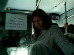 Algunas unidades pegaron letreros con anuncios de que la tarifa había aumentado.  /