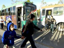 Algunos usuarios del tranporte público prefieren caminar a pagar los siete pesos que cobran algunas rutas por pasaje.  /