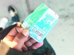 Boletos que la Alianza de Camioneros imprimió con la temporal tarifa: 3.50 pesos para quienes pagan con transvale y siete, general. EL INFORMADOR /