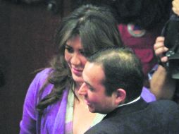 La senadora, Mónica Arriola, hija de Elba Esther Gordillo, es recibida por el panista Ernesto Cordero a su llegada a la Cámara alta. NTX /