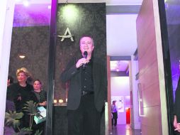 Estreno. Jorge Vergara bromeó con los asistentes antes de hacer la apertura oficial de la academia de artes. EL INFORMADOR /