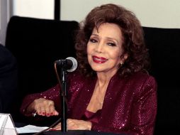 La actriz y cantante agradece a los asistentes durante el homenaje. NTX /