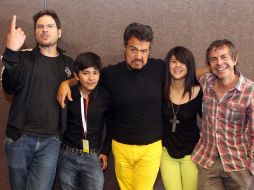 Carlos Cuarón (i) muestra su segundo trabajo como director, luego de filmar ''Rudo y Cursi''.  /