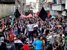 La visita de Ahmed Muaz al Jatib coincide con la toma del control por parte de los rebeldes sirios de una academia policial en Alepo. AP /