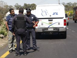 Autoridades y personal del IJCF acuden a realizar el levantamiento del cadáver.  /