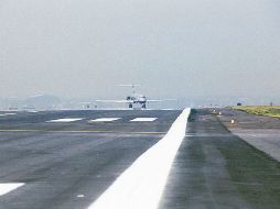 Los vuelos están suspendidos temporalmente desde el medio día, hora local. ARCHIVO /