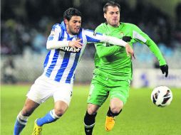 Líder. El delantero Carlos Vela trata de ganarle un balón al defensa Francisco Chica, del Betis de Sevilla. EFE /