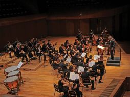 Gustavo Rivero Weber, maneja con energía la batuta durante el concierto. ESPECIAL /