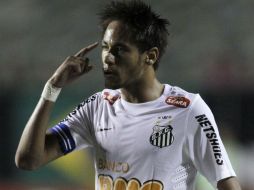 El brasileño Neymar tiene contrato hasta el 2014 con el Santos, un club en el que reitera se siente ''feliz''. ARCHIVO /