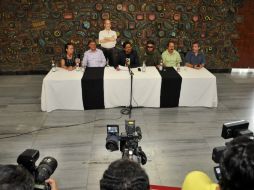 Rodrigo Granda (i) dejó claro que la guerrilla no es la causante del despojo en Colombia ni del desplazamiento de campesinos. AFP /