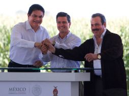 Peña junto al gobernador de Sinaloa y el secretario de Agricultura. NTX /