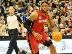 El olímpico LeBron James totaliza 20 puntos y 10 rebotes y logra otro 'doble-doble'. EFE /