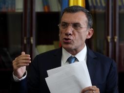 El Presidente del Senado colombiano Roy Barreras habla a los medios. EFE /