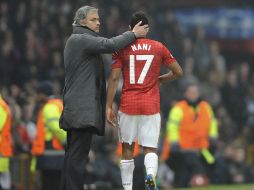 Mourinho da una palmada a Nani luego de que fue expulsado del partido. EFE /