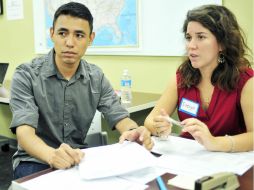 Dos jóvenes se inscriben al programa de acción diferida que es válido por dos años y pudiera ser renovable indefinidamente. ARCHIVO /