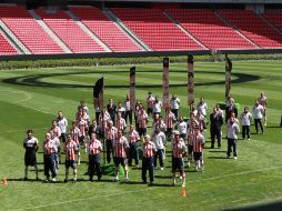 Los jugadores del Guadalajara, cuerpo técnico, directiva y Campeonísimo se tomaron la foto del 2013.  /