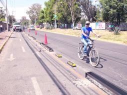 CAMINO AL ITESO. Trabajadores hacen adecuaciones de la ciclovía que, según dijeron, estará lista hoy. EL INFORMADOR /