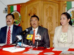 Ramiro Hernández (c) durante la presentación del programa.  /