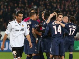 Los jugadores del PSG celebran el pase a cuertos de final. AP /
