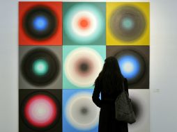 Una mujer ve la obra ''Color wheel'' en la feria Armory Show. AFP /