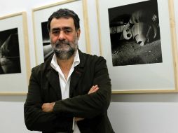 Joan Fontcuberta frente a algunas de sus obras. EFE /