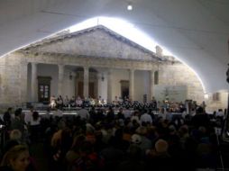 Desde las 10:30 horas de la mañana personas de la tercera edad están en el recinto a la espera de la llegada del mandatario.  /