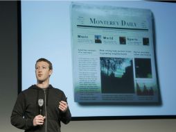 Mark Zuckerberg habla en las oficinas de dirección de Facebook acerca de los posibles cambios que sufrirá la red social. AP /