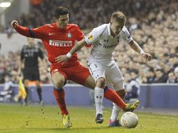 Zannetti, del Inter, disputa un balón con Holtby del Tottenham durante el partido. AFP /