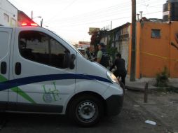 Los peritos del instituto Jalisciense de Ciencias Forenses retiraron el cuerpo para analizarlo cerca de las 19:00 horas.  /