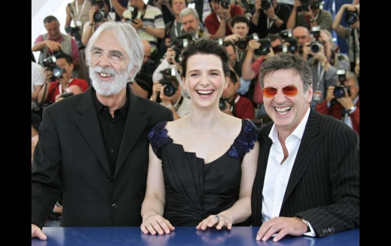 La actriz junto a sus compañeros de ''Cache''. ARCHIVO /