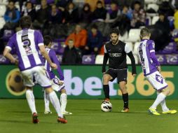 El mediocampista del Málaga, Isco (c) controla el balón durante el juego. AFP /