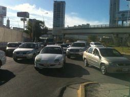 En Avenida Acueducto, el tránsito se ve afectado por la zona acordonada por la Policía. ESPECIAL /