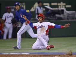 Yulieski Gourriel  se barre en home para anotar una carrera más para Cuba. EFE /