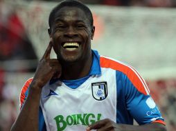 Wilberto Cosme festeja feliz el gol que le dio el triunfo a Gallos Blancos. AFP /