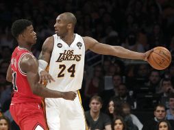 Kobe Bryant (der) tuvo buen apoyo ofensivo de sus compañeros. AP /