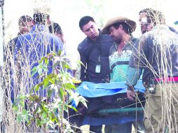 LA SEVERIANA. Policías de Tonalá y agentes de la Fiscalía Central de Jalisco acuden al punto donde fue encontrado un cadáver. EL INFORMADOR /